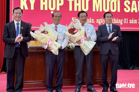 Ninh Thuận bầu bổ sung phó chủ tịch UBND tỉnh- Ảnh 1. HĐND tỉnh Ninh Thuận đã bầu bổ sung ông Trịnh Minh Hoàng (thứ 2 từ trái sang) - bí thư Huyện ủy Ninh Hải - giữ chức phó chủ tịch UBND tỉnh - Ảnh: DUY NGỌC