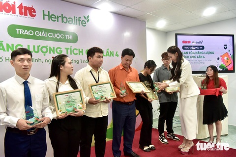 'Biệt đội thay áo mới cho kênh rạch' thắng giải Lan tỏa năng lượng tích cực- Ảnh 1. 20 tác phẩm và 3 nhân vật truyền cảm hứng được trao giải tại cuộc thi Lan tỏa năng lượng tích cực lần 4 - Ảnh: T.T.D.