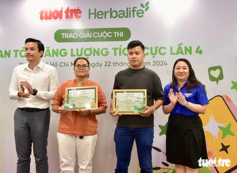 'Biệt đội thay áo mới cho kênh rạch' thắng giải Lan tỏa năng lượng tích cực- Ảnh 2. Phó giám đốc Sở Văn hóa và Thể thao Nguyễn Nam Nhân (bìa trái) và Phó trưởng Ban Tuyên giáo - Đối ngoại Thành Đoàn Nguyễn Thị Hoàng Yến (bìa phải) trao giải Người trẻ truyền năng lượng tích cực cho các nhân vật - Ảnh T.T.D.