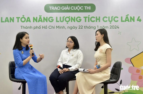 'Biệt đội thay áo mới cho kênh rạch' thắng giải Lan tỏa năng lượng tích cực- Ảnh 4. Thạc sĩ Nguyễn Thị Ngọc Vui, bác sĩ Trần Thị Mai Linh (từ trái qua) giao lưu tại lễ trao giải - Ảnh: T.T.D.
