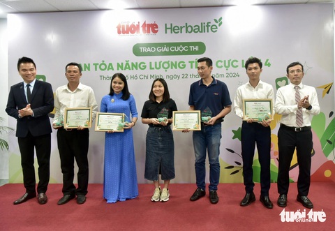 'Biệt đội thay áo mới cho kênh rạch' thắng giải Lan tỏa năng lượng tích cực- Ảnh 5. Giám đốc truyền thông Herbalife Việt Nam Nguyễn Thành Đạt (bìa trái) và Phó tổng biên tập báo Tuổi Trẻ Trần Xuân Toàn (bìa phải) trao giải nhất, nhì, ba cho các tác giả đoạt giải - Ảnh: T.T.D.