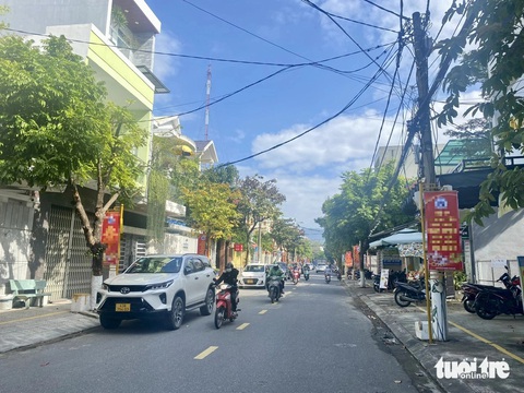 Sau phản ánh, Đà Nẵng rà soát các khung pa nô trên vỉa hè toàn thành phố- Ảnh 1. Một tuyến đường ở Đà Nẵng lắp nhiều trụ pa nô - Ảnh: TRƯỜNG TRUNG