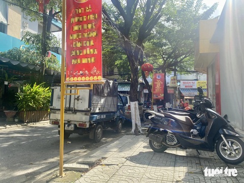 Sau phản ánh, Đà Nẵng rà soát các khung pa nô trên vỉa hè toàn thành phố- Ảnh 3. Trụ pa nô lắp khá dày trên vỉa hè một tuyến đường trung tâm ở Đà Nẵng - Ảnh: TRƯỜNG TRUNG