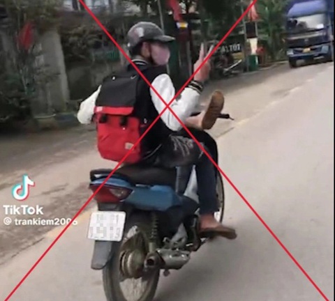 Lập biên bản, tạm giữ xe máy của học sinh lái xe bằng chân- Ảnh 1. Hình ảnh ghi lại cảnh K. điều khiển xe máy bằng chân - Ảnh: Công an tỉnh Phú Thọ