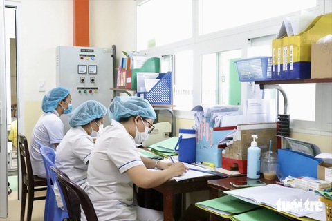 Nhiều bệnh viện TP.HCM chưa có nguồn thưởng Tết, mức thưởng khiêm tốn- Ảnh 1. Nhân viên y tế của Bệnh viện Đa khoa khu vực Hóc Môn vừa được làm việc trong tòa nhà mới xây - Ảnh: XUÂN MAI