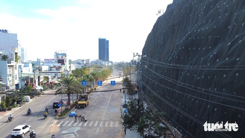 Đoạn núi bà Hỏa đã được bọc lưới thép chống sạt lở và rào chắn trên đường Nguyễn Tất Thành đã được dỡ bỏ, giao thông qua đây sắp được thông tuyến trở lại vào ngày 25-1 - Ảnh: LÂM THIÊN Đoạn núi bà Hỏa đã được bọc lưới thép chống sạt lở và rào chắn trên đường Nguyễn Tất Thành đã được dỡ bỏ, dự kiến thông tuyến trở lại vào ngày 25-1 - Ảnh: LÂM THIÊN