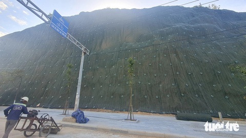 Các công nhân đã dùng lưới thép chịu lực cao phủ lên bề mặt núi Bà Hỏa và khoan đóng cọc cố định để chống sạt lở một đoạn dài núi này - Ảnh: LÂM THIÊN Các công nhân đã dùng lưới thép chịu lực cao phủ lên bề mặt núi Bà Hỏa và khoan đóng cọc cố định để chống sạt lở một đoạn dài núi này - Ảnh: LÂM THIÊN