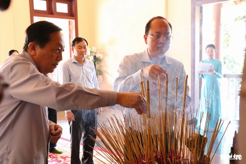 Lãnh đạo TP.HCM thăm, chúc Tết tại tỉnh Vĩnh Long- Ảnh 2. Đoàn dâng hoa, dâng hương và dành phút mặc niệm tri ân, tưởng nhớ công lao to lớn của cố Thủ tướng Võ Văn Kiệt - Ảnh: CẨM NƯƠNG