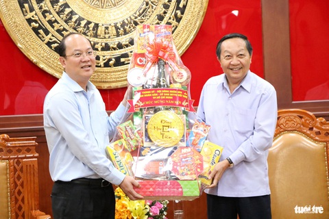 Lãnh đạo TP.HCM thăm, chúc Tết tại tỉnh Vĩnh Long- Ảnh 3. Ông Nguyễn Hồ Hải (trái) - phó bí thư thường trực Thành ủy TP.HCM, thăm và chúc Tết tại Đảng bộ tỉnh Vĩnh Long - Ảnh: CẨM NƯƠNG