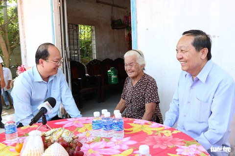 Lãnh đạo TP.HCM thăm, chúc Tết tại tỉnh Vĩnh Long- Ảnh 4. Đoàn đến thăm và tặng quà cho gia đình bà Nguyễn Thị Cúc (ngụ huyện Mang Thít) - Ảnh: CẨM NƯƠNG