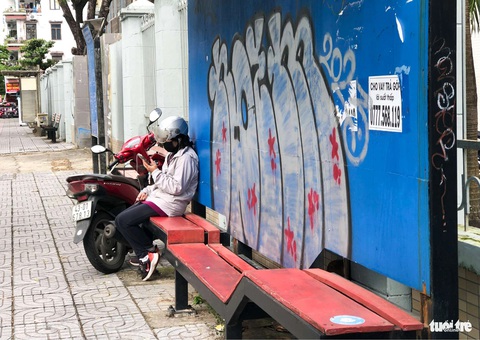 Tượng điêu khắc lớn của Đà Nẵng cũng bị phun sơn bôi bẩn- Ảnh 7. Điểm chờ xe buýt trên đường Lê Duẩn, đối diện Đại học Đà Nẵng không tránh khỏi tình trạng vẽ bậy và dán tờ rơi - Ảnh: MINH NGUYỆT