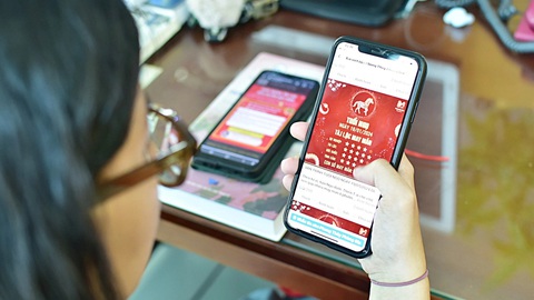 Dịch vụ phong thủy 'đắt sô'- Ảnh 1. Trước khi trang trí nhà cửa, bàn thờ hay chọn cây cảnh chơi Tết, nhiều người cũng tìm đến dịch vụ phong thủy để nhờ tư vấn - Ảnh T.T.D.