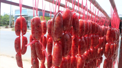 Mua món ăn 'nhà làm' dịp Tết, cần lưu ý gì?- Ảnh 1. Người bán thực phẩm “nhà làm” cần ý thức đảm bảo an toàn vệ sinh thực phẩm - Ảnh: TRÚC QUYÊN