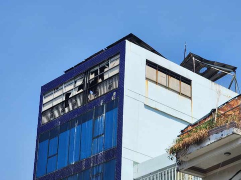 Cháy lớn tòa nhà 5 tầng ở quận Gò Vấp- Ảnh 4. Khu vực sân thượng của tòa nhà, nơi xảy ra vụ hỏa hoạn được lực lượng cảnh sát phòng cháy chữa cháy dập tắt - Ảnh: NGỌC KHẢI