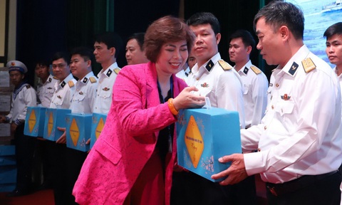 Vùng 3 hải quân 'chở' xuân ra đảo- Ảnh 4. Đại diện các địa phương, đơn vị và tổ chức trao tiền, quà đến cán bộ, chiến sĩ Vùng 3 hải quân và gửi tới quân, dân 2 huyện đảo Cồn Cỏ (thuộc tỉnh Quảng Trị), Lý Sơn (thuộc tỉnh Quảng Ngãi)