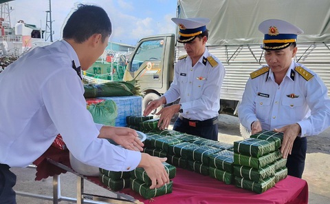 Vùng 3 hải quân 'chở' xuân ra đảo- Ảnh 1. Chuẩn bị quà Tết chở ra đảo
