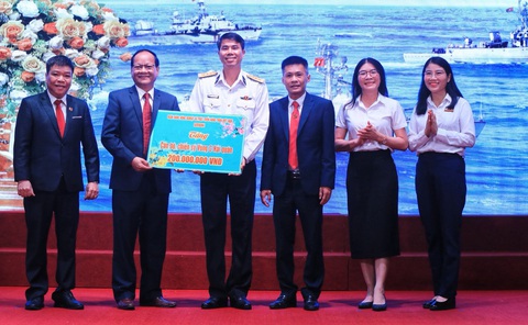 Vùng 3 hải quân 'chở' xuân ra đảo- Ảnh 3. Đại diện các địa phương, đơn vị và tổ chức trao tiền, quà đến cán bộ, chiến sĩ Vùng 3 hải quân và gửi tới quân, dân 2 huyện đảo Cồn Cỏ (thuộc tỉnh Quảng Trị), Lý Sơn (thuộc tỉnh Quảng Ngãi)
