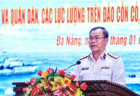 Vùng 3 hải quân 'chở' xuân ra đảo- Ảnh 2. Chuẩn đô đốc Nguyễn Đăng Tiến, bí thư Đảng ủy, chính ủy Vùng 3 hải quân, chia sẻ tại buổi gặp