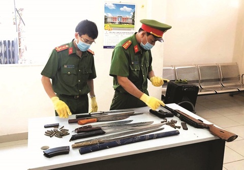 Bộ Công an nêu rõ trường hợp 'dao có tính sát thương cao' không được coi là vũ khí- Ảnh 1. Người dân giao nộp nhiều vũ khí, trong đó có các loại dao, kiếm cho lực lượng công an - Ảnh: Báo CAND