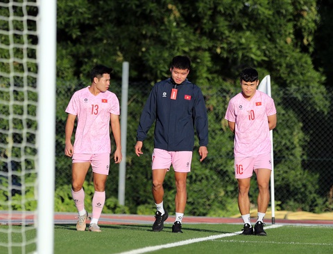 Khuất Văn Khang: 'Bóng đá Đông Nam Á đang tiến bộ'- Ảnh 7. Ba cầu thủ phải tập hồi phục (từ trái qua) Trương Tiến Anh, Nguyễn Văn Tùng, Phạm Tuấn Hải - Ảnh: HOÀNG TUẤN