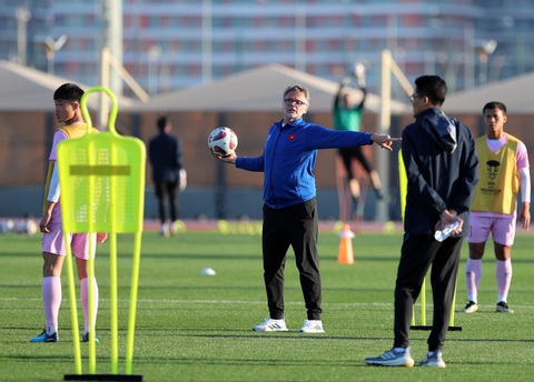 Khuất Văn Khang: 'Bóng đá Đông Nam Á đang tiến bộ'- Ảnh 6. HLV Philippe Troussier như thường lệ vẫn rất gắt gao trong các bài tập di chuyển đội hình, triển khai thế trận kiểm soát bóng - Ảnh: HOÀNG TUẤN