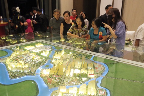 Luật Đất đai 2024: Nhà nước - Khách xem dự án bất động sản ở quận 7, TP.HCM - Ảnh: T.T.D.