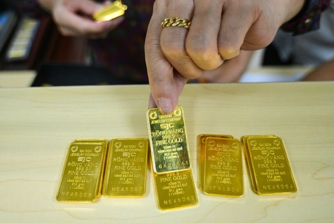 Giá vàng quay đầu giảm mạnh, ‘nóng’ giá USD thị trường tự do- Ảnh 1. Giá vàng hạ nhiệt - Ảnh: QUANG ĐỊNH