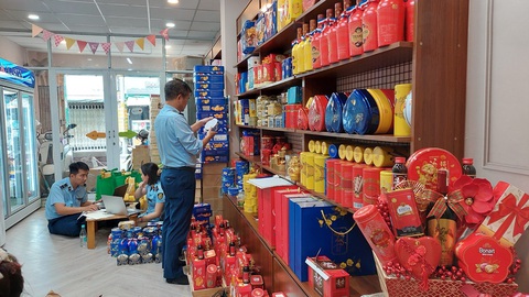 Tin tức sáng 23-1: Tai nạn giao thông ở TP.HCM giảm mọi mặt- Ảnh 3. Cơ quan quản lý thị trường kiểm tra hàng hóa tại một điểm kinh doanh có sản phẩm vi phạm - Ảnh: M.N.