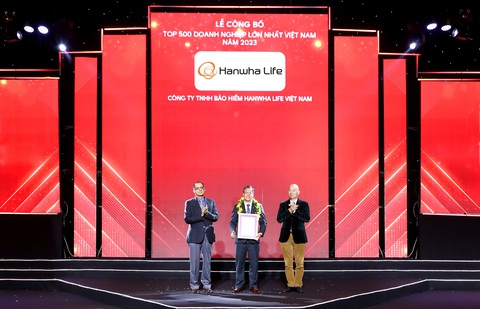 Hanwha Life Việt Nam tiếp tục vào top 500 doanh nghiệp lớn hàng đầu cả nước- Ảnh 1. Đại diện Hanwha Life Việt Nam nhận chứng nhận từ ban tổ chức