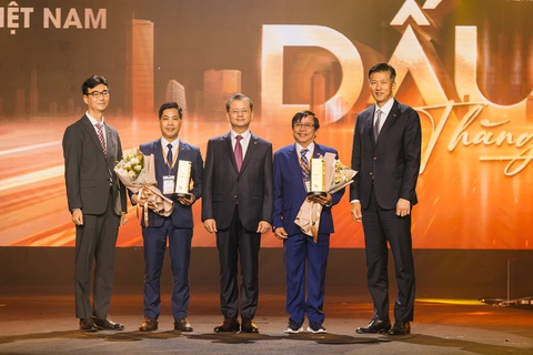 Hanwha Life Việt Nam tiếp tục vào top 500 doanh nghiệp lớn hàng đầu cả nước- Ảnh 2. Ban lãnh đạo cấp cao Hanwha Life vinh danh các giám đốc văn phòng tổng đại lý trong sự kiện kỷ niệm 15 năm thành lập công ty