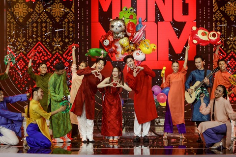 Ba ca sĩ Hòa Minzy, Đức Phúc và Erik tái hợp trong ca khúc Tết ơi Tết à mở màn, hứa hẹn mang đến không khí tưng bừng. Hai người bạn thân Dương Hoàng Yến và Võ Hạ Trâm song ca Hoa cỏ mùa xuân. Ba ca sĩ Hòa Minzy, Đức Phúc và Erik tái hợp trong ca khúc Tết ơi Tết à mở màn, hứa hẹn mang đến không khí tưng bừng.