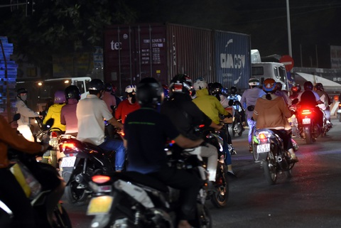 Thi công xóa ‘điểm đen’ ở nút giao cổng 11, quốc lộ 51 ùn ứ kéo dài- Ảnh 7. Giao thông hỗn loạn tại khu vực vòng xoay cổng 11 đang thi công xóa