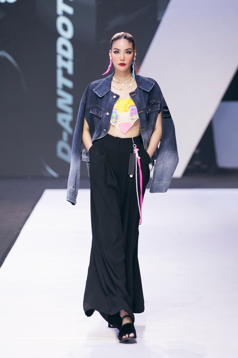 Siêu mẫu Thanh Hằng thần thái trên sàn catwalk- Ảnh 9. Lan Khuê được khen thần thái phù hợp với bộ trang phục đầy sắc màu và những bước chân mạnh mẽ, dứt khoát trên sàn runway khi diễn vedette bộ sưu tập D-Antidote của nhà mốt Hàn Quốc.