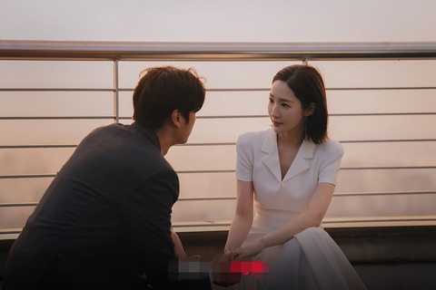 Tranh cãi chi tiết khác bản gốc liên quan đến BTS trong phim Park Min Young- Ảnh 1. Ji Won (Park Min Young) vô tình phát hiện Ji Hyuk cũng là người trọng sinh giống mình qua chi tiết nhắc tới nhóm nhạc BTS