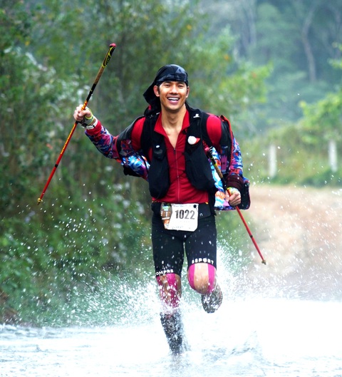 Diễn viên Nhan Phúc Vinh: Chạy 100km, chơi Full Ironman 140.6- Ảnh 2. Nhan Phúc Vinh chinh phục thành công cự ly 100km tại giải Laan ultra trail Đà Lạt tháng 12-2023 - Ảnh: NVCC