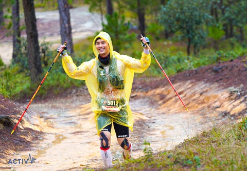 Diễn viên Nhan Phúc Vinh: Chạy 100km, chơi Full Ironman 140.6- Ảnh 3. Nhan Phúc Vinh trên đường chinh phục một giải chạy đường mòn, vượt núi, lội suối - Ảnh: NVCC