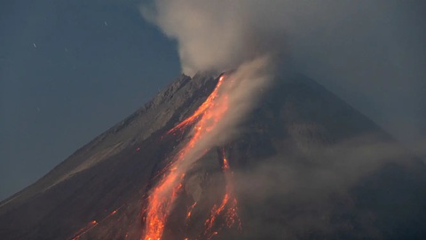 Nhiều núi lửa cùng 'thức giấc', Indonesia sơ tán hàng chục ngàn người- Ảnh 1. Núi lửa Merapi phun trào hôm 21-1 - Ảnh: FOX NEWS