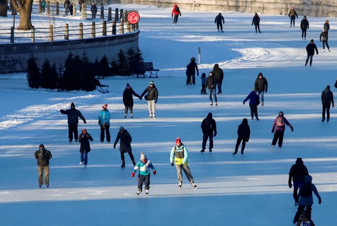 Canada mở cửa trở lại sân băng tự nhiên lớn nhất thế giới- Ảnh 1. Canada mở cửa trở lại sân băng tự nhiên lớn nhất thế giới- Ảnh 1.