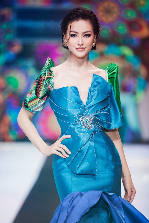 Hoa hậu Trái đất 2018 Phương Khánh xuất hiện với vai trò vedette, được nhiều khán giả tán tưởng. Cô được khen gương mặt đẹp không tì vết, thu hút mọi ánh nhìn. Hoa hậu Trái đất 2018 Phương Khánh xuất hiện với vai trò vedette, được nhiều khán giả tán thưởng. Cô được khen gương mặt đẹp không tì vết, thu hút mọi ánh nhìn.