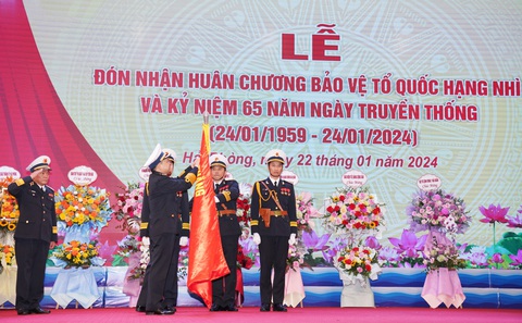 Cục Chính trị Hải quân nhận Huân chương Bảo vệ Tổ quốc hạng nhì- Ảnh 1. Cục Chính trị Hải quân vinh dự đón nhận Huân chương Bảo vệ Tổ quốc hạng nhì trong dịp kỷ niệm 65 năm Ngày truyền thống - Ảnh: T.THẮNG