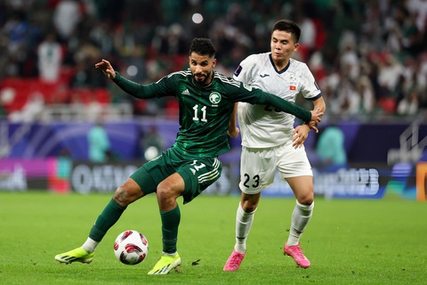 Tin tức thể thao sáng 22-1: Vùi dập Bournemouth, Liverpool dẫn đầu Premier League- Ảnh 3. Saudi Arabia (áo xanh) vượt trội so với Kyrgyzstan - Ảnh: GETTY