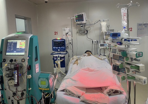 Cứu sống thanh niên nguy kịch do sốt xuất huyết nặng- Ảnh 1. Bệnh nhân nam 21 tuổi từng bị mắc sốt xuất huyết Dengue nặng thể não, sốc, tổn thương gan nặng, tán huyết cấp - Ảnh: Bệnh viện cung cấp