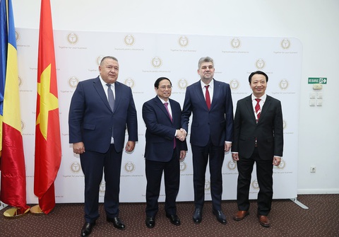 Romania muốn kết nối, hợp tác cảng với Việt Nam- Ảnh 4. Hai Thủ tướng bắt tay tại diễn đàn doanh nghiệp - Ảnh: NHẬT BẮC