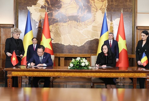 Việt Nam, Romania ký 19 văn kiện hợp tác- Ảnh 2. Hai Thủ tướng chứng kiến lễ ký kết văn kiện hợp tác - Ảnh: TTXVN