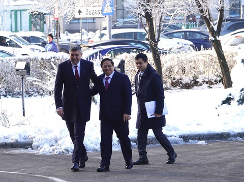 Thủ tướng Romania Marcel Ciolacu ân cần đưa Thủ tướng Phạm Minh Chính đến bục danh dự tại lễ đón ở Cung điện Victoria - Ảnh: Q.TR Thủ tướng Romania Marcel Ciolacu ân cần đưa Thủ tướng Phạm Minh Chính đến bục danh dự tại lễ đón ở Cung điện Victoria - Ảnh: Q.TR