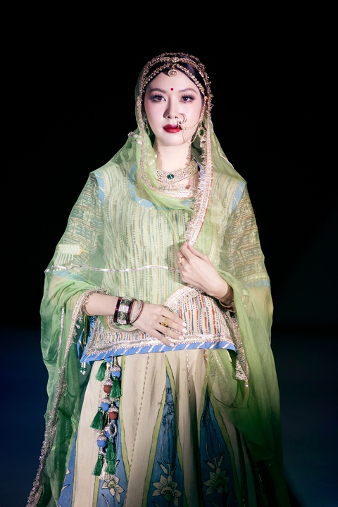 Siêu mẫu Thanh Hằng thần thái trên sàn catwalk- Ảnh 7. Á hậu Thúy Vân là vedette bộ sưu tập của nhà thiết kế Krupali. Đây là lần đầu á hậu diện trang phục truyền thống của đất nước tỉ dân, khiến khán giả trầm trồ.