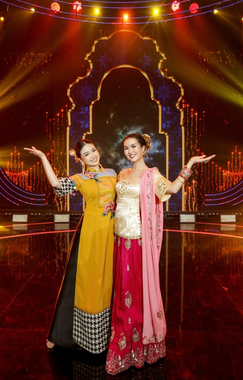 Hai người bạn thân Dương Hoàng Yến và Võ Hạ Trâm song ca Hoa cỏ mùa xuân. Hai người bạn thân Dương Hoàng Yến và Võ Hạ Trâm song ca Hoa cỏ mùa xuân.