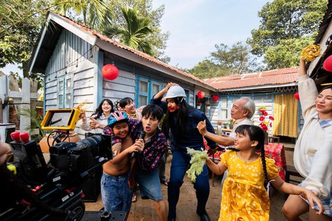 Anh Tú tung MV quẩy tưng bừng mùa Tết- Ảnh 1. MV Caraoke tái hiện một bữa tiệc gia đình với đầy đủ tất cả thành viên, từ già trẻ trai gái với mâm cỗ Tết thật thịnh soạn xuất hiện để chào đón chàng trai xa xứ.