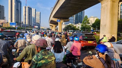 Chấn chỉnh việc xây cầu đi bộ metro làm kẹt cứng cầu Rạch Chiếc- Ảnh 1. Xe cộ ùn ứ kéo dài khu vực cầu Rạch Chiếc (TP Thủ Đức) sáng 22-1 - Ảnh: ĐÀO THỤY