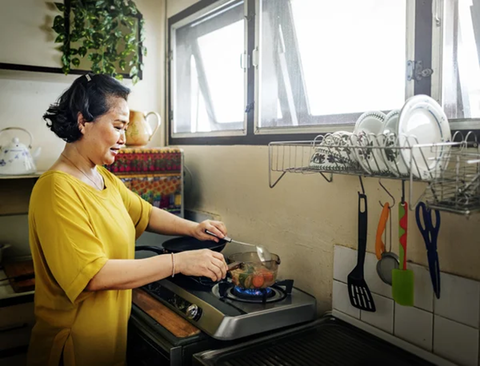 Tết đổi bếp mới để mẹ nấu nhiều ‘món tủ’- Ảnh 1. Đã bao lâu rồi bạn chưa thay bếp mới an toàn hơn, tốt hơn cho ba mẹ?